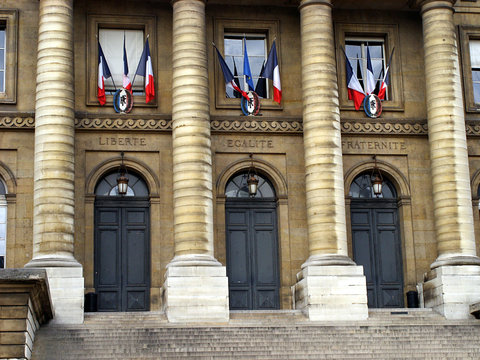 Edificio del tribunale di Parigi - Dettaglio delle porte con le scritte libert&agrave;, uguaglianza, fratellanza