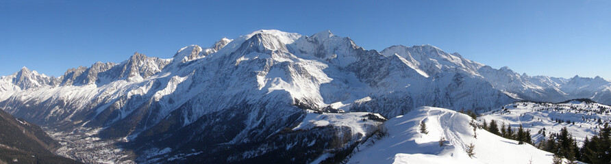 Panoramisches Mont-Blanc-Massiv von Prarion aus gesehen