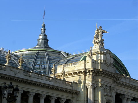 Toit et coupole du Grand Palais, Paris, France.