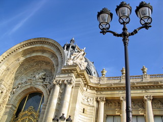 Fototapeta na wymiar Latarni przed Petit Palais, Paryż