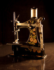 Ancient sewing machine for the small things - 6157665