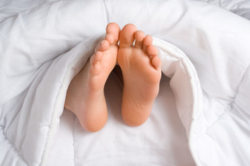 petits pieds dans lit © Chlorophylle