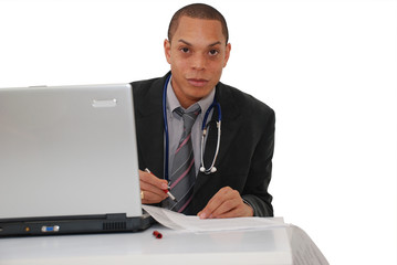 docteur remplissant une ordonnance a son bureau