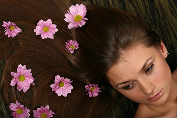 Obraz na płótnie Canvas beautiful pink flowers in girl hair