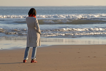 Chica mirando al mar