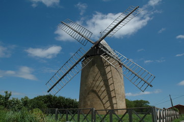 Fototapeta na wymiar le vieux moulin
