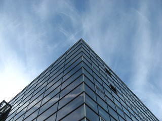 Fototapeta na wymiar Biurowiec Unversity Hannover Expo 2000 przednia szybę niebu