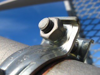 Schraubschelle an einer Brücke