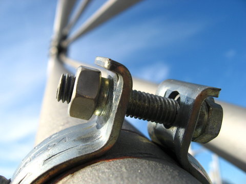 Schraubschelle an einer Br&uuml;cke