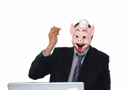 homme avec un masque de cochon