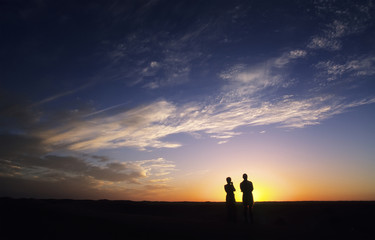 Obraz na płótnie Canvas Couple watching the sunset