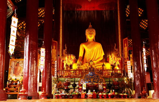 statue de bouddha dans interieur de temple, chang mai