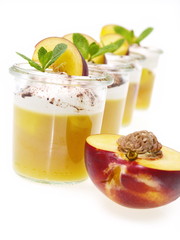 nektarienekompott mit vanillesahne