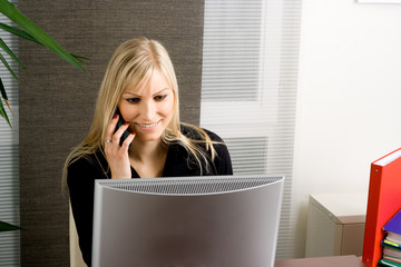 Belle femme qui téléphone