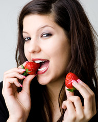 Obst geniessen - Person mit Erdbeere