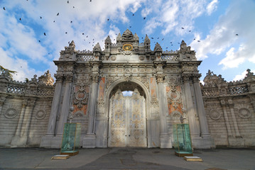 Fototapeta na wymiar Wejście do Pałacu Dolmabahce, Stambuł, Turcja
