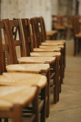 Chaises dans une église