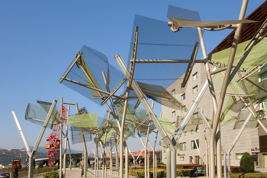 Arboles metalicos junto al palacio Euskalduna