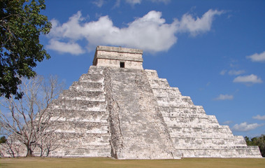 Fototapeta na wymiar Piramida Chichen Itza de