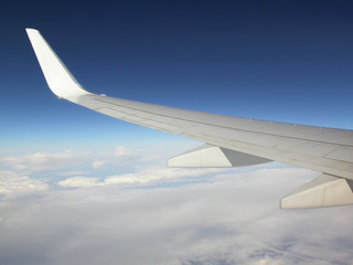 Fototapeta premium Über den Wolken - Flug in den Urlaub