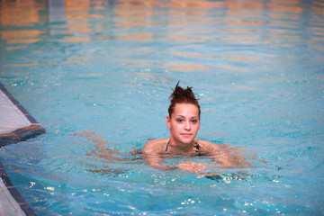 junge Frauen schwimmen