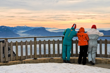 Personnes contemplant la vue sur les Alpes depuis le Revard