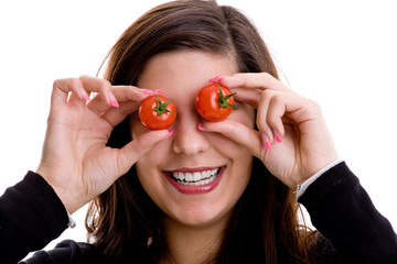 Lachende Frau mit Tomaten auf den Augen