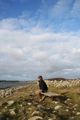 Femme seule sur un banc