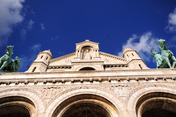 Basilique du Sacre Coeur looking up