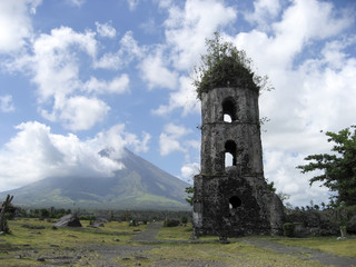Fototapeta na wymiar cagsawa church and mayon volcano