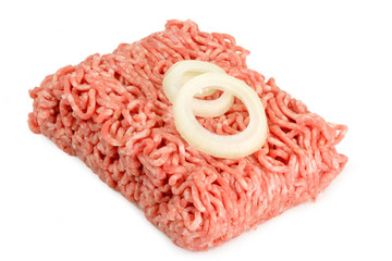 Hackfleisch mit Zwiebelringen auf hellem Hintergrund