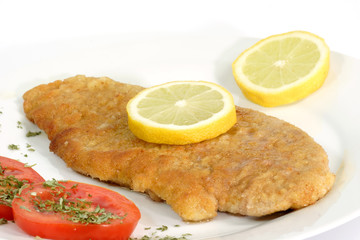 Schweineschnitzel auf einem Teller serviert.