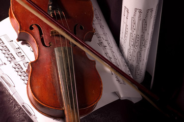 Naklejka premium Old violin with composition of music notes