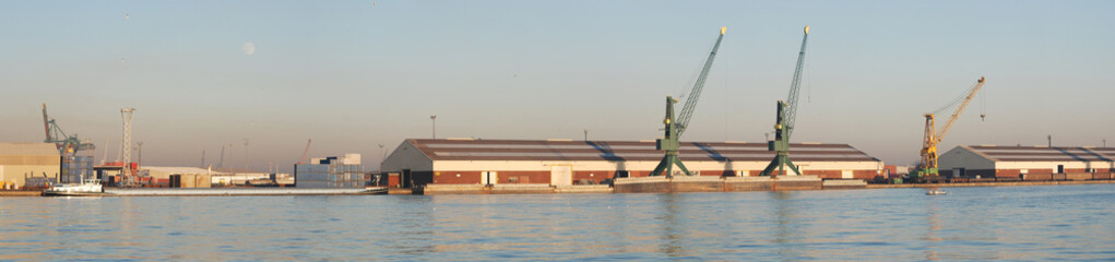 Obraz premium Panorama from the port of Antwerp with the moon.