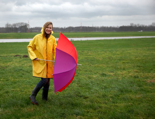 Frau mit Regenjacke und Schirm