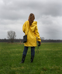 Frau mit Fernglas