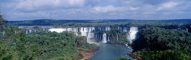 Fototapeta na wymiar Panoramic view on Iguasu falls