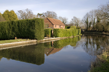 Fototapeta na wymiar Houses next to canal or river.