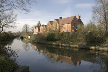 Fototapeta na wymiar Domy obok kanału lub rzeki.