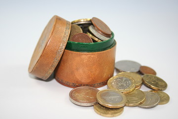 Dose mit verschiedenen Münzen
