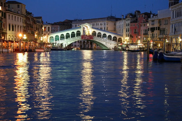 Fototapeta na wymiar Most Rialto w Wenecji w nocy