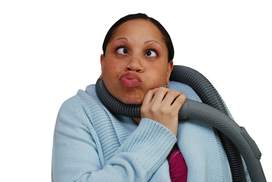 femme avec un tuyau d'aspirateur autour du cou