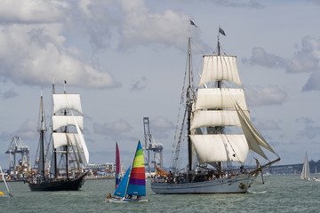 Obraz premium Two Tall Ships - Brigantines Racing