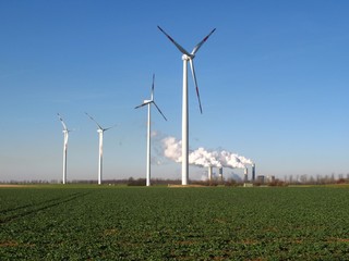 Windräder und Kohlekraftwerk