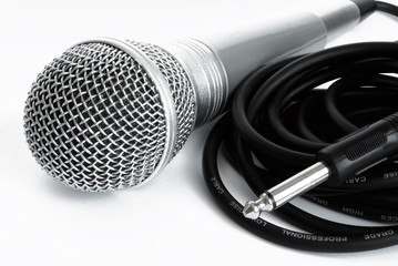 Microphone and cable