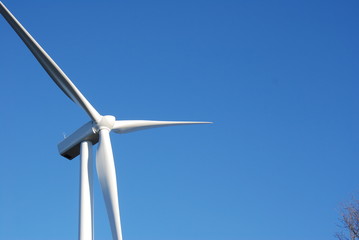 éolienne sur ciel bleu