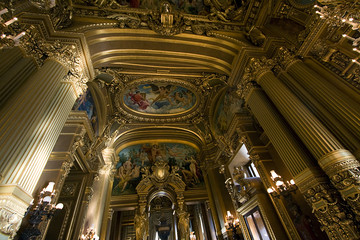 Fototapeta na wymiar Szczegóły na suficie Wielkiego foyer Opery Garnier - Paryż