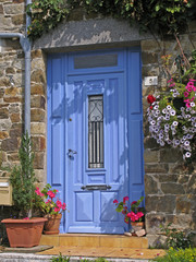 Fototapeta na wymiar Le Vivieur, blaue Tür, Bretagne
