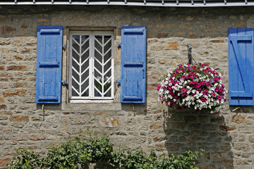 Guidel, blaues Fenster, Steinhaus, Bretagne