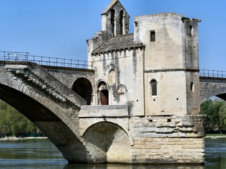 Fototapeta na wymiar Na moście w Avignon